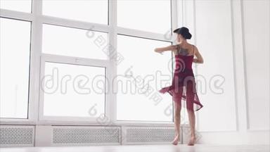 赤脚芭蕾舞演员在<strong>大厅</strong>里旋转，<strong>移动</strong>到一个摄像机前
